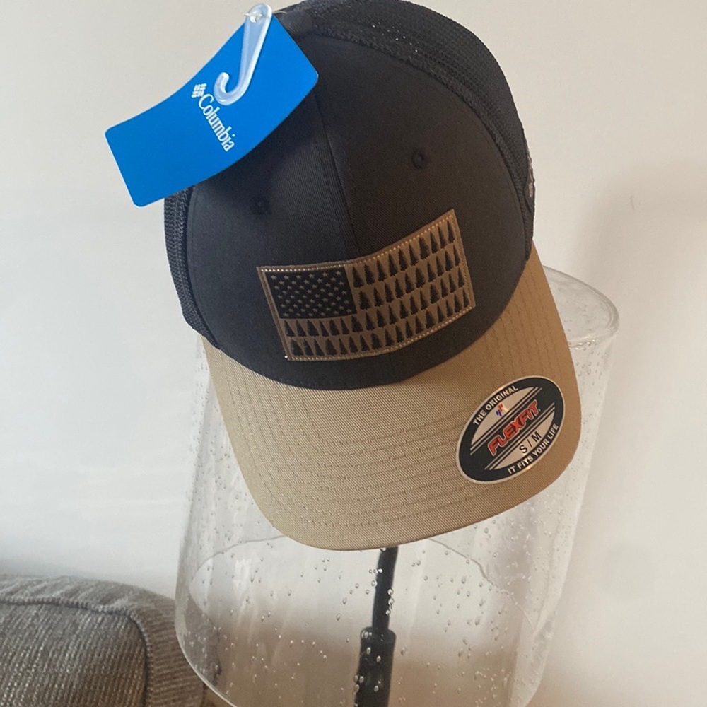 Mens Columbia hat! America flag with pine trees